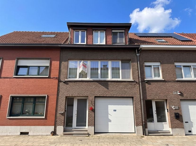 Gerenoveerde bel-étage met 3 slaapkamers en inpandige garage<br />
Ligging:<br />
Deze woning is rustig gelegen in de Akker te Ekeren, een aangename e