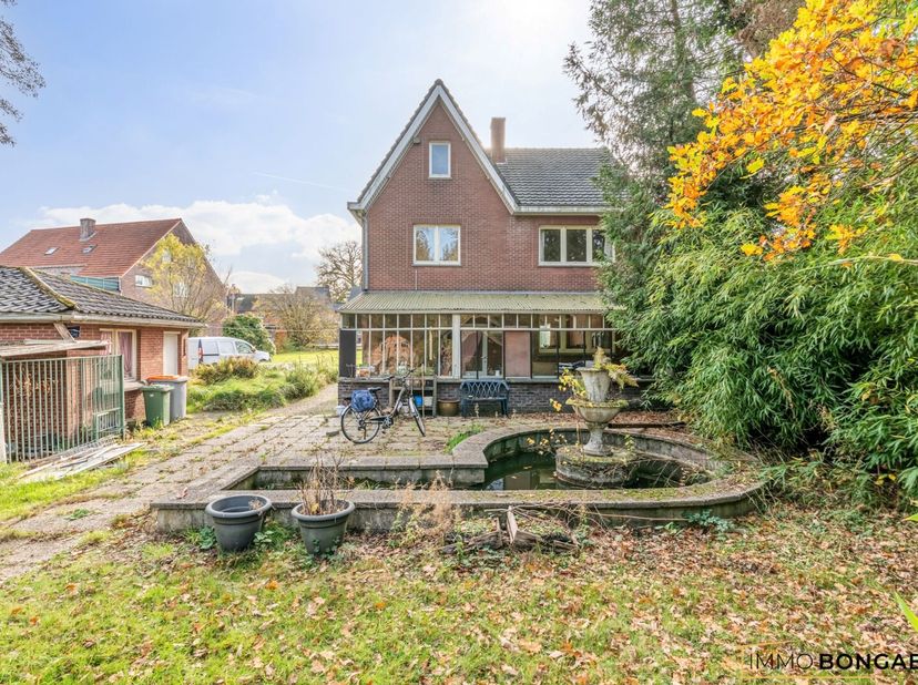 Deze te renoveren woning, gebouwd in 1960, is gelegen op een ruim perceel van 39a 16ca en heeft een bewoonbare oppervlakte van 146m².<br />
INDELING W