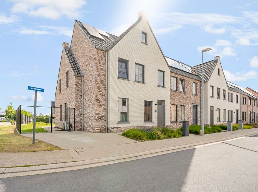 Instapklare jonge hoekwoning (bouwjaar 2023) met 3 slaapkamers, zolder en zonnige tuin<br />
Ben je op zoek naar een recente, energiezuinige woning wa