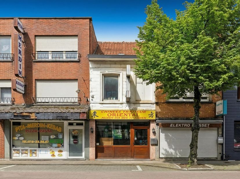 Deze woning is uiterst gunstig gelegen, nabij het historisch centrum van Leuven en het openbaar vervoer. Het gelijkvloers omvat een ruim gelijkvloers