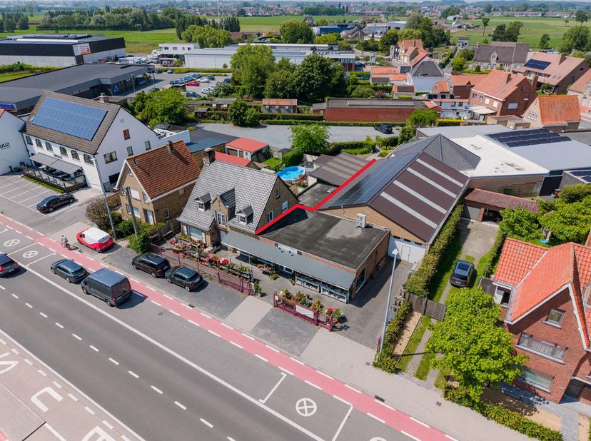 Commercieel pand met winkelruimte en loods op toplocatie in Zedelgem<br />
Op een uitstekend bereikbare locatie langs de Brugsestraat in Zedelgem bevi