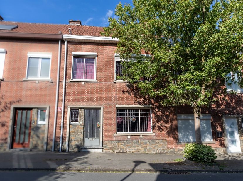 Property One, uw vastgoedpartner in Ukkel, biedt u deze eengezinswoning aan, ideaal gelegen vlakbij het station van Calevoet, in een rustige en aangen