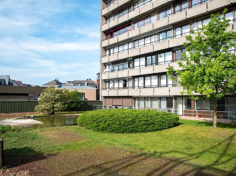 Centraal gelegen appartement met twee slaapkamers en ruim terras!<br />
<br />
Midden in het stadscentrum ligt dit gebouw dat geniet van een central