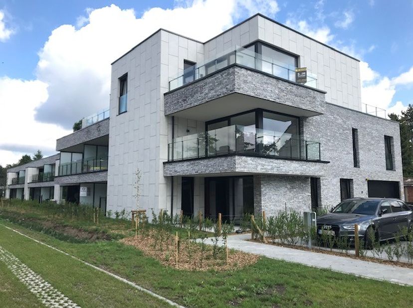 In Residentie Luce, een mooie residentie aan de Weg naar As in Genk, komt binnenkort dit appartement vrij. De ligging is uniek: rustig, maar toch vlak
