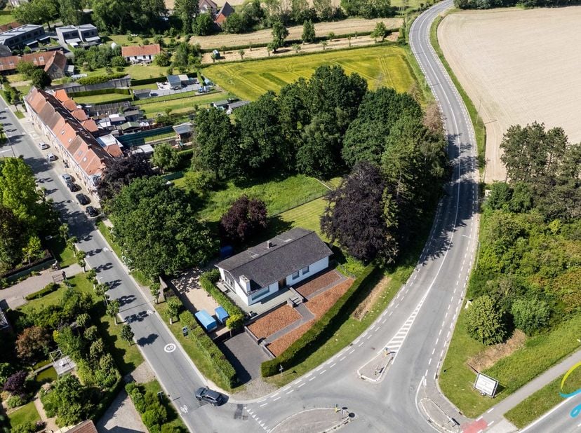 Voor een bezoek bel: 054 67 00 60 of mail saimen@cornelis-goeman.be <br />
Deze charmante vrijstaande woning geniet van een uitstekende ligging op een