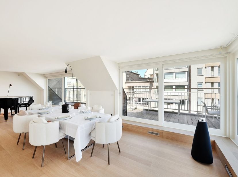 Subliem zonnig duplex appartement met ruime terrassen en zijdelings zeezicht op enkele stappen van de zeedijk Knokke. Via de inkom met gastentoilet, v