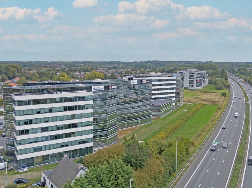 Strategisch gelegen naast de E40 en vlak bij afrit 19 Aalst, bevindt deze kantoorruimte zich op de vierde verdieping van een modern en hoogwaardig kan