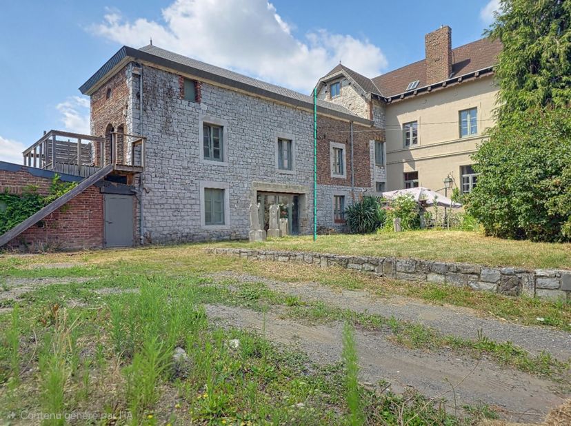 À Seilles, découvrez une maison en pierre pleine de charme, prête à devenir votre prochain projet coup de cœur ! Située au bord de la Meuse, cette pro