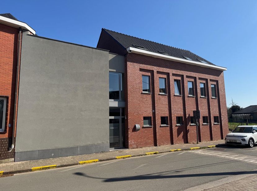 Polyvalente ruimtes te huur, geschikt voor uiteenlopende activiteiten zoals kantoor, praktijk, atelier of vergaderfunctie. Ideaal voor wie een opleidi