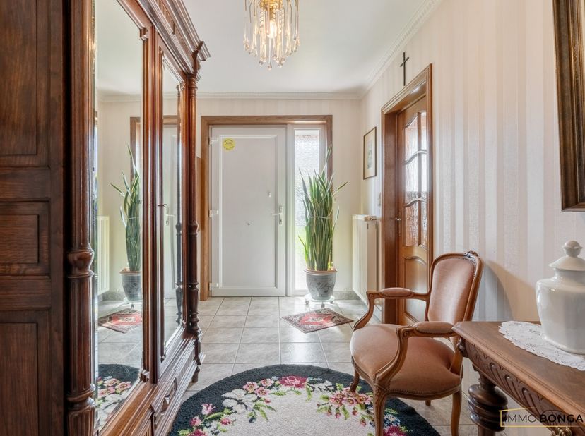 Deze halfopen woning is gebouwd in 1997 en is rustig gelegen op een perceel van 4a29ca langs de Nielerstraat in Dorne (Maaseik). <br />
<br />
De woni