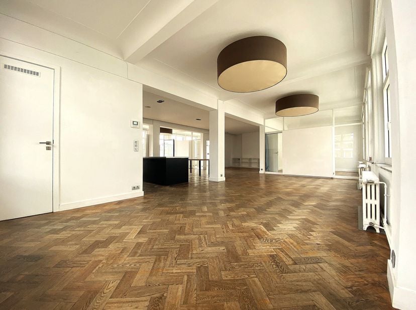 Op een steenworp van de Grote Markt van Brussel bevindt zich deze prachtige loft van 193 m², waar ruimte, licht en rust harmonieus samenkomen. De loft