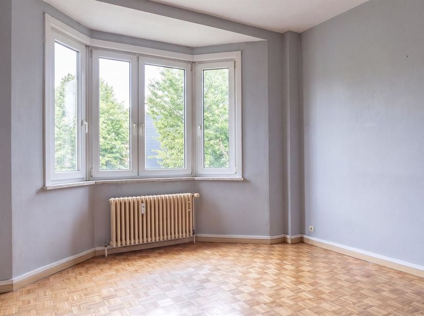 Property One biedt u een appartement met één slaapkamer aan, gelegen op een gunstige locatie, nabij het Astridpark, de oevers van het kanaal en het op
