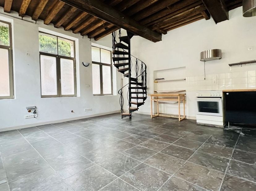 Situé dans une copropriété pleine de charme, ce duplex 1 chambre de 69 m² séduit par son cachet et son potentiel. Avec quelques travaux de rafraîchiss