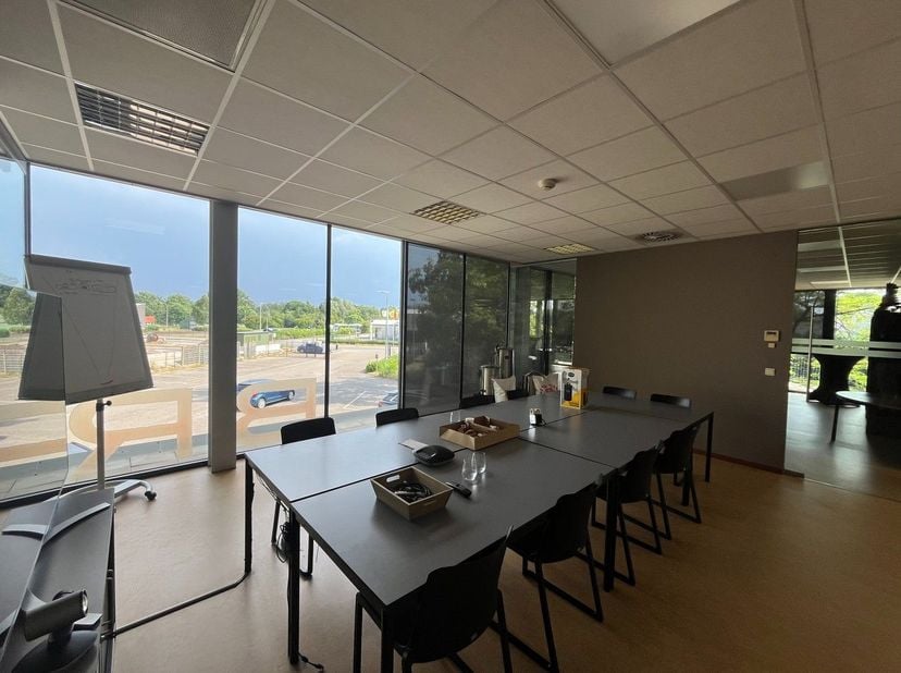Te koop: een indrukwekkend en multifunctioneel bedrijfscomplex van maar liefst 6.652 m², gelegen op een uitgestrekt perceel van 1 ha 66 a 25 ca.<br />