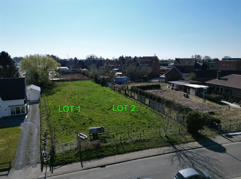 In een strategisch gelegen zijweg van de grote baan hebben wij deze bouwgrond (lot 1) te koop. <br />
Erpe is zeer goed gelegen in de omtrek rond de