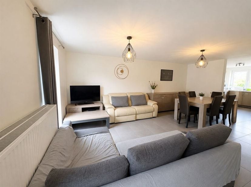 Zeer aantrekkelijk duplex appartement (1e verdieping + zolder) gelegen in het hart van een drie-eenheden residentie in de buurt van het centrum van Pé