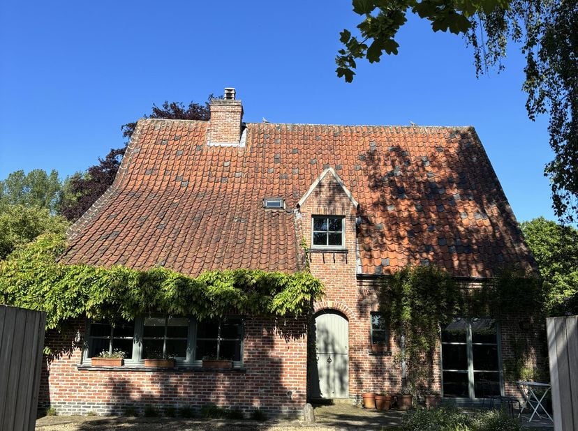 Ontdek deze karaktervolle woning met een zeer strategische ligging in een landelijke woonomgeving. <br />
<br />
Het perceel van ruim 1000m² is toegan