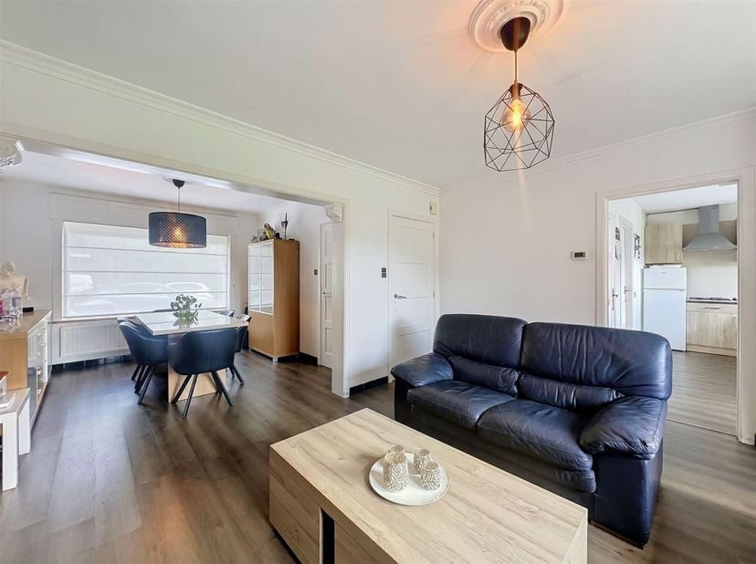 Bienvenue au 8, Goedendagstraat à Harelbeke, une maison semi-ouverte particulièrement bien entretenue qui dégage d’emblée une impression de confort et