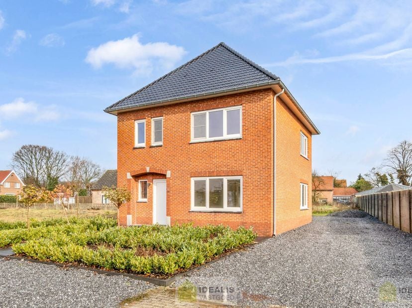 IDEALIS VASTGOED – Schitterend volledig vernieuwde woning met een heerlijke open leefruimte, luxe keuken, 3 ruime slaapkamers, twee badkamers én een r