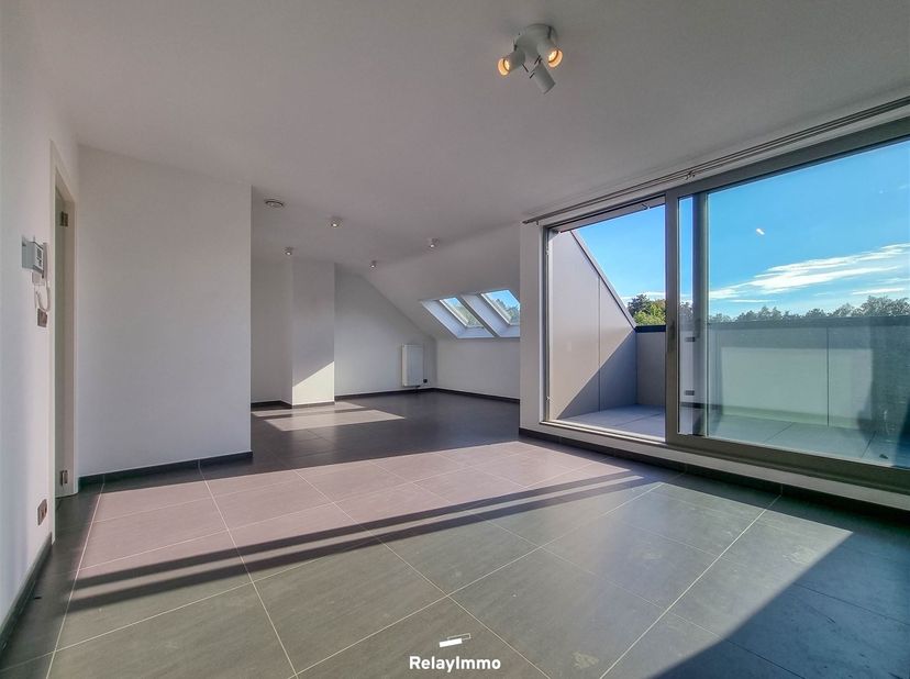 Superbe appartement une chambre de type "basse énergie"  (68 m2), situé au dernier étage de la résidence, avec terrasse et emplacement de parking.<br