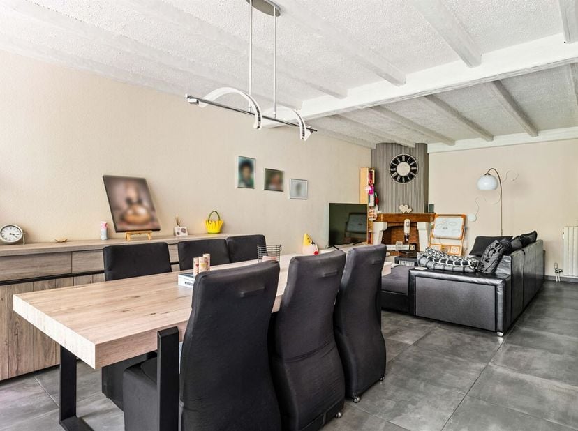 Cet appartement du deuxième étage, prêt à être emménagé, combine une situation tranquille avec le confort de la ville. Il est situé dans un immeuble b