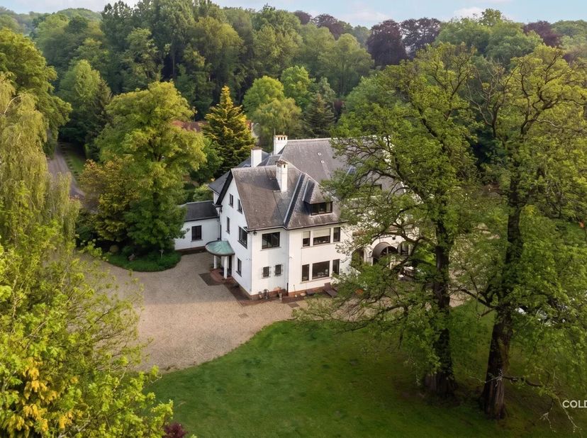 Venez découvrir ce manoir dexception offrant une surface totale ± 993 m²(surface PEB), qui se distingue par son caractère historique, ses volumes rema