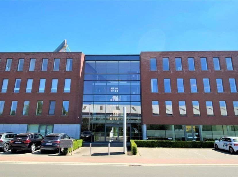 375m² d'espace de bureau aménagé au troisième étage<br />
Emplacement : à deux pas de la sortie E17 (Lokeren - Zele), emplacement commercial le long d