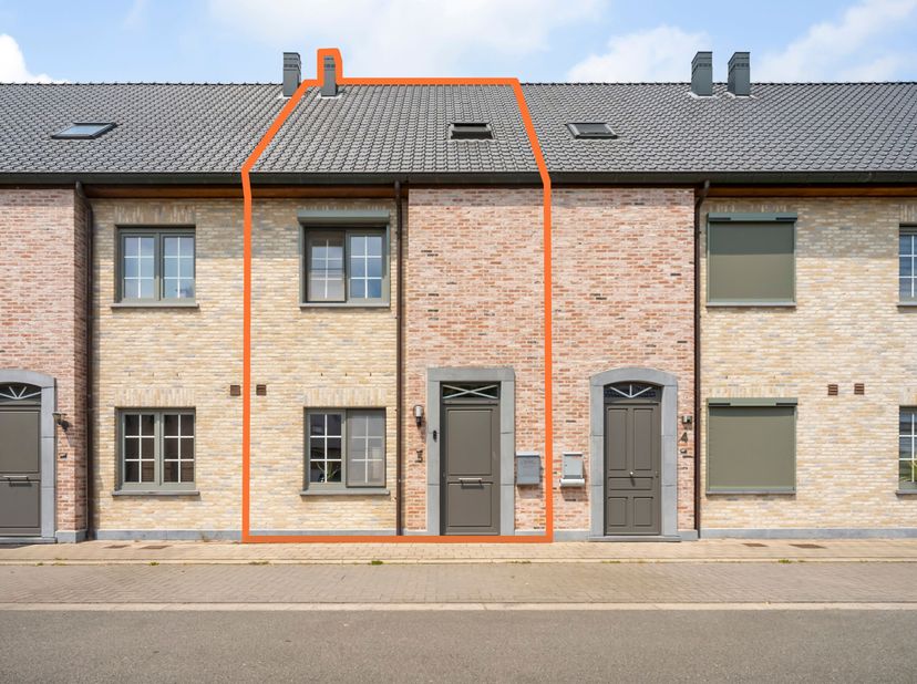 Instapklare woning met 3 slaapkamers en garage te koop in Stasegem<br />
Je betreedt de woning via de inkomhal met gastentoilet en komt vervolgens in