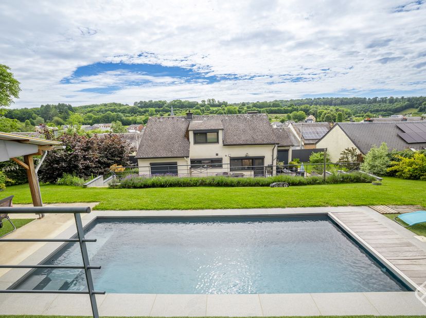 Située dans le joli village de Rachecourt, à 15 minutes de l'autoroute vers le Luxembourg et à proximité immédiate des commodités. Cette maison entièr