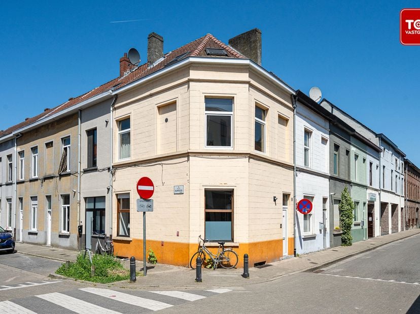 Deze charmante hoekwoning geniet van een uitstekende ligging nabij het centrum van Gent, met winkels, scholen, openbaar vervoer en tal van andere voor