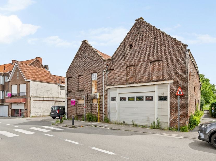 Deze ruime loods is gelegen te Lauwe (Menen). <br />
De loods is zeer vlot te bereiken, op slechts enkele minuten van de autostrade.<br />
Afmetingen: