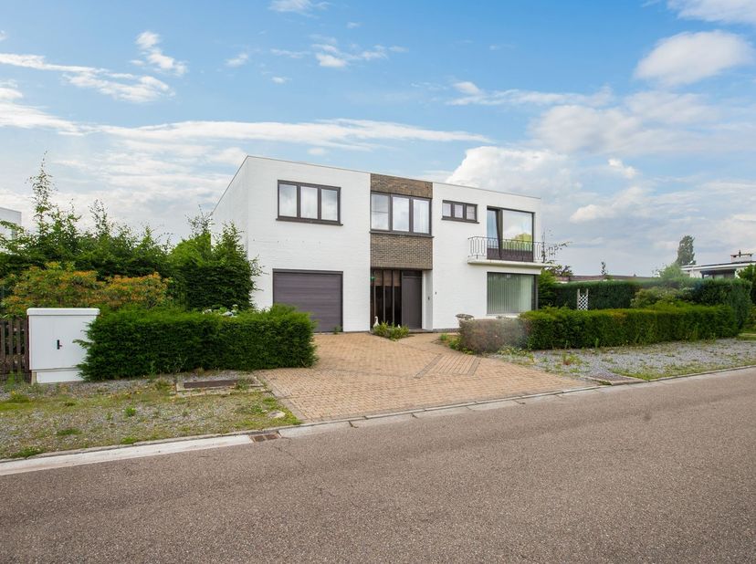 Ruime open bebouwing op een aantrekkelijk perceel van 7a 28ca in Hasselt<br />
In de rustige en residentiële Sluisstraat 2 te Hasselt bevindt zich de