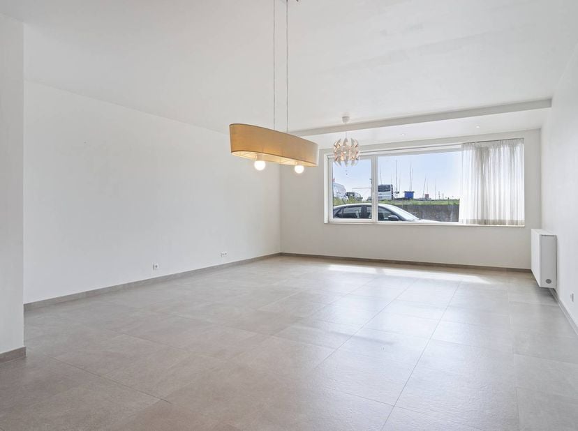 Dit recente gelijkvloerse appartement in Bredene combineert ruimte, comfort en energiezuinig wonen op een toplocatie vlak bij de Spuikom. Gebouwd in 2