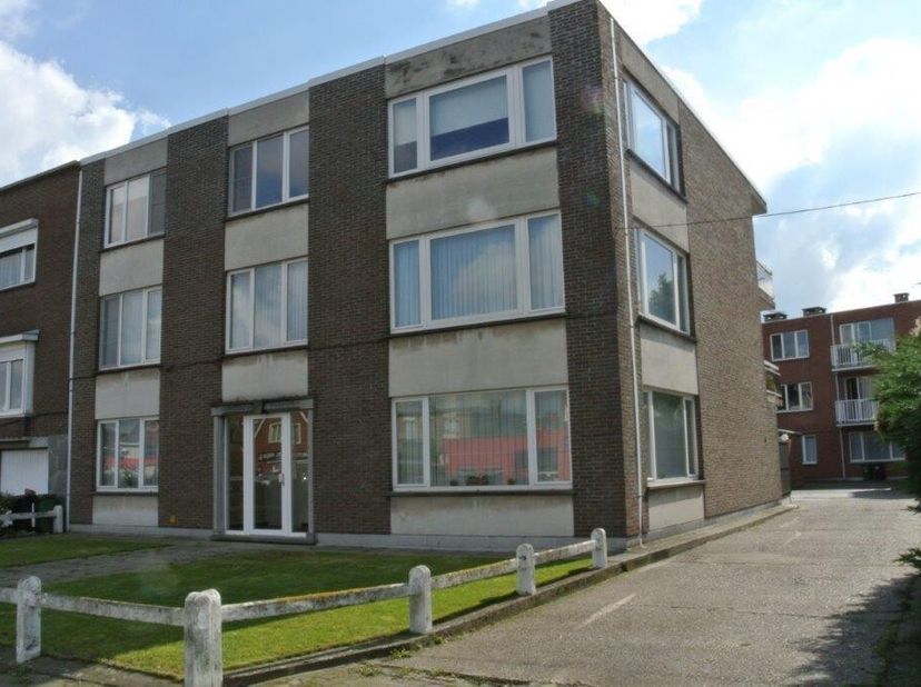 TE HUUR TE Gent ( Sint-Amandsberg ), Antwerpsesteenweg 896 Zeer goede ligging : vlakbij winkels en openbaar vervoer. Residentieel. Mooi ZEER RUIM ( vo