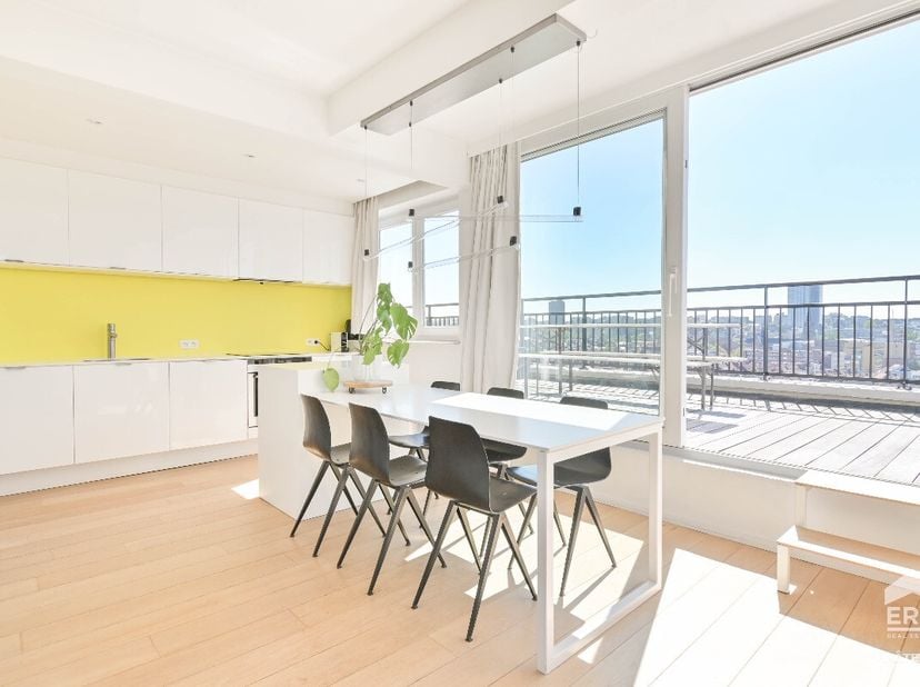Studio / Penthouse met terras te koop in ElseneGelegen in een gegeerde wijk van Elsene, vlakbij Flagey, voorzieningen en openbaar vervoer, zal deze st