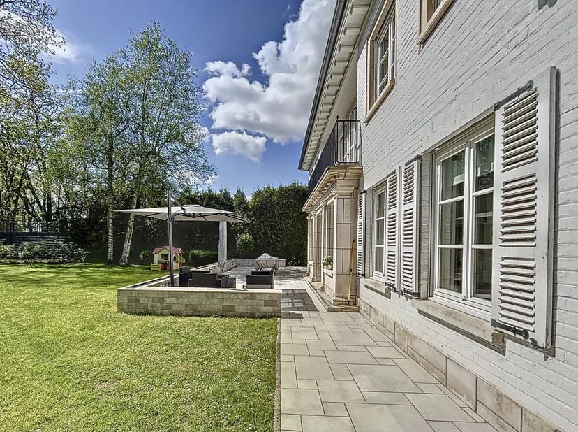 Op een steenworp afstand van de Royal Léopold Club, villa van 478m2 volgens PEB - 568,4m2 totale oppervlakte beschikbaar, op een zeer groen perceel va