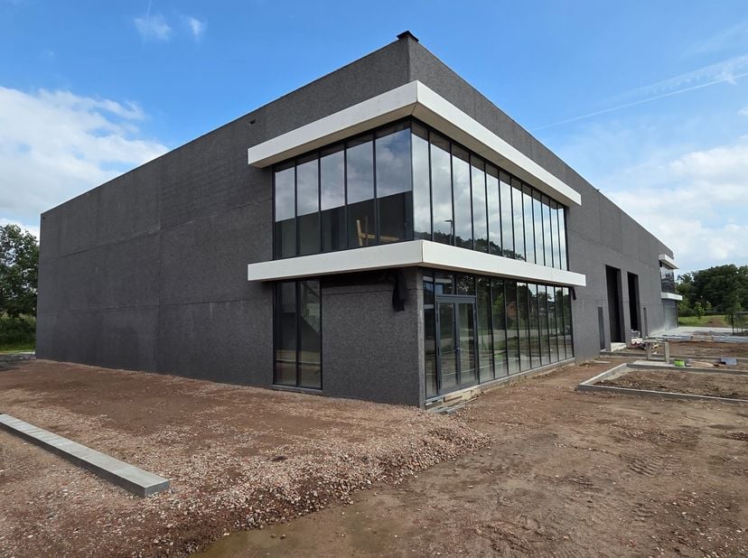 Op een uitstekende en rustig gelegen locatie te Bonheiden zijn 4 KMO units in aanbouw met individuele oppervlaktes van ca 649, 672 en 696 m².&amp;nbsp; De
