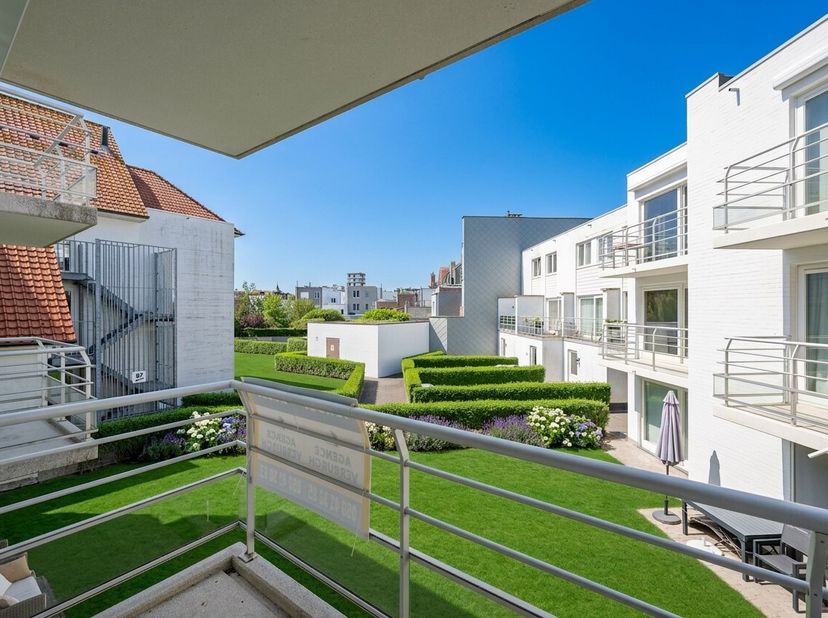 Tot rust komen in een Residentie met zicht op binnentuinen. Deze zeer ruime studio biedt u dit allemaal aan en dit in de nabijheid van de zeedijk en h