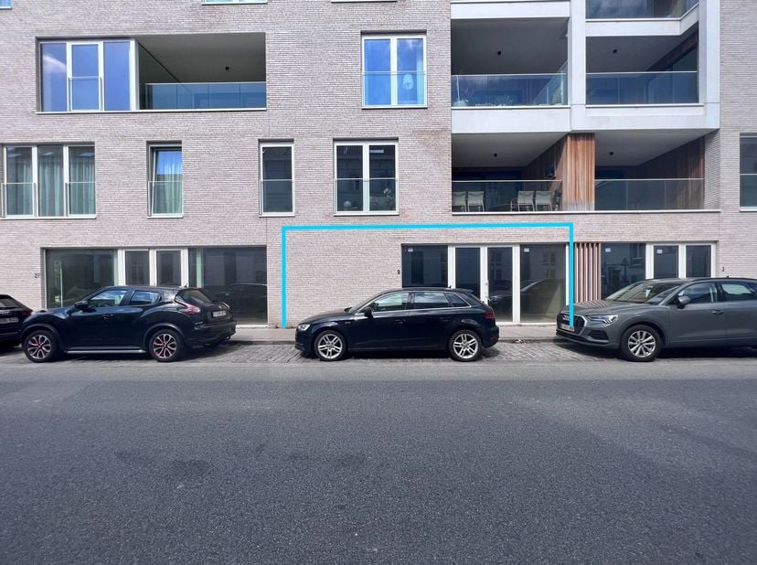 Fenomenaal gelegen nieuwbouw kantoorruimte/handelspand met een oppervlakte van 129 m² te koop aan het Handelsdok, een absolute toplocatie in Gent.<br