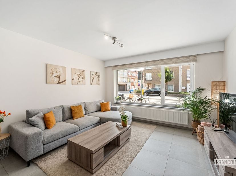 Bent u op zoek naar een lichtrijk en comfortabel appartement op een uitstekende locatie? Dan is dit instapklare gelijkvloerse appartement in een recen