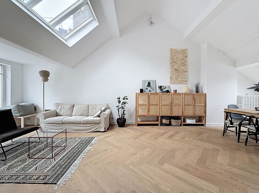 A deux pas de la place Stéphanie, dans une petite copropriété de 3 unités de logement , magnifique penthouse de 95m2. Lumineuses réceptions avec belle