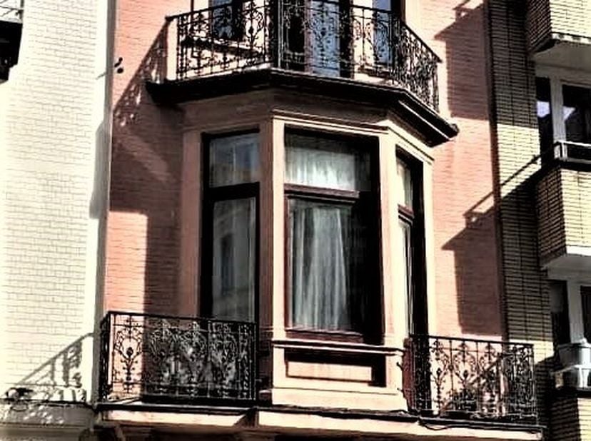 gelijkvloers appartement op loopafstand van de Zeedijk met living, geïnstalleerde keuken, 1 slaapkamer, badkamer met douche, berging met aansluiting v