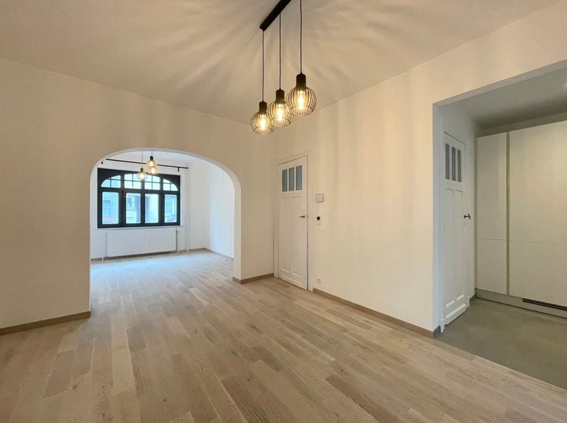 WOLUWE SAINT PIERRE, vlakbij Place Dumon en alle voorzieningen. Schitterend gerenoveerd WOONHUIS (4 slpk/1bur/2bad) van +/- 200 m&amp;sup2; met terras. Op