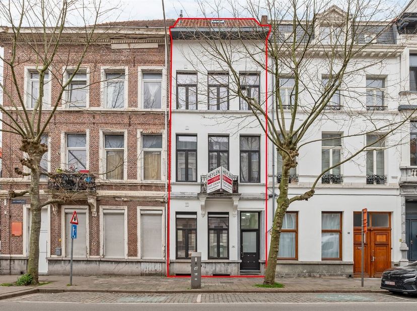 Opbrengsteigendom opgedeeld in 4 studio's vlakbij het station te koop!<br />
Locatie: Deze opbrengsteigendom te koop is gelegen op een zeer centrale l