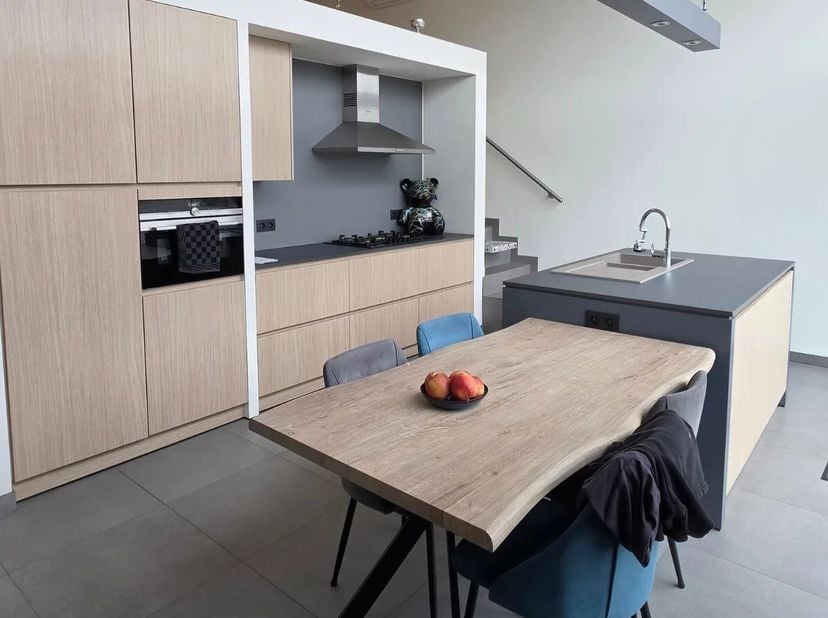 ENERGIEZUINIG EN ZEER KWALITATIEF APPARTEMENT MET 2 SLPK VAN 114,41 M² IN TONGEREN.<br />
Kwalitatief wonen op een centrale locatie in een recent gebo