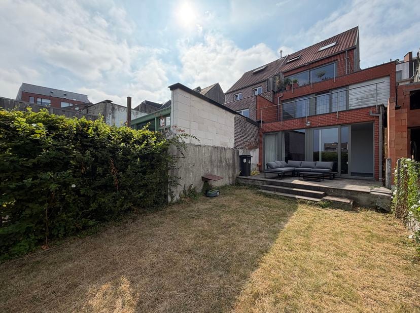 Dit stijlvolle duplex appartement bevindt zich in een kleinschalige residentie in het centrum van Zottegem. Dankzij de doordachte indeling, ruime leef