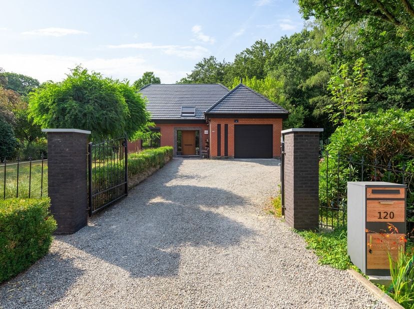 Deze gerenoveerde woning bevindt zich op een royaal perceel van maar liefst 2.148 m². Tussen 2025 en 2026 werd het eigendom grotendeels vernieuwd. Zo