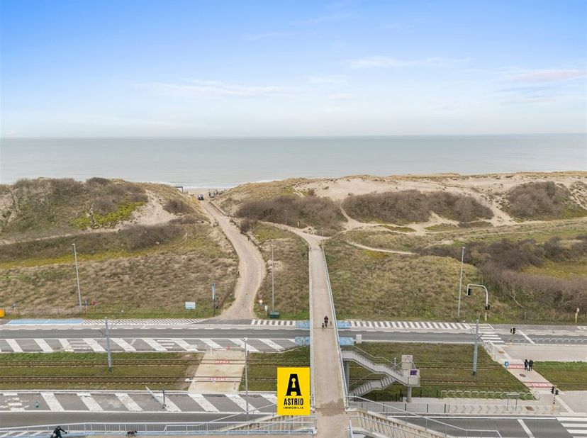 Erg zonnig appartement, gelegen op de vierde verdieping van de verzorgde residentie Astrid, pal in het bruisende toeristische hart van Bredene. Hier g