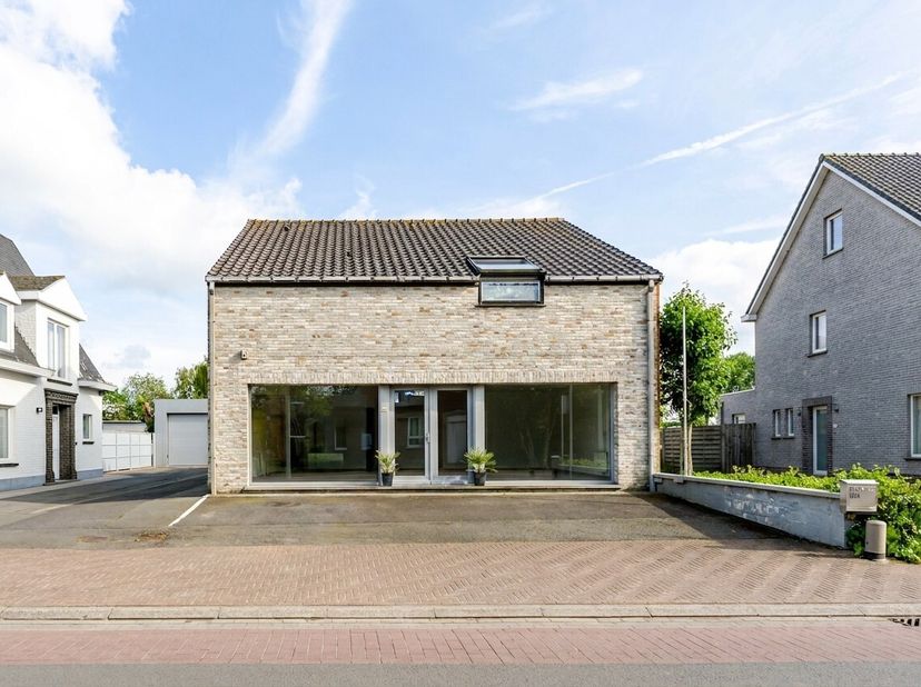 Handelswoning gelegen langs de Engelstraat te Ichtegem, op een strategische locatie met vlotte bereikbaarheid en nabijheid van tal van voorzieningen.