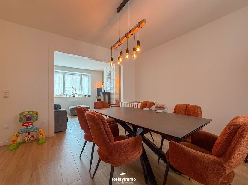 Gelegen in Leers-Nord, rue des Longs Trieux 94, biedt deze eengezinswoning een functionele indeling en recente renovatie, op een perceel van 200 m² me